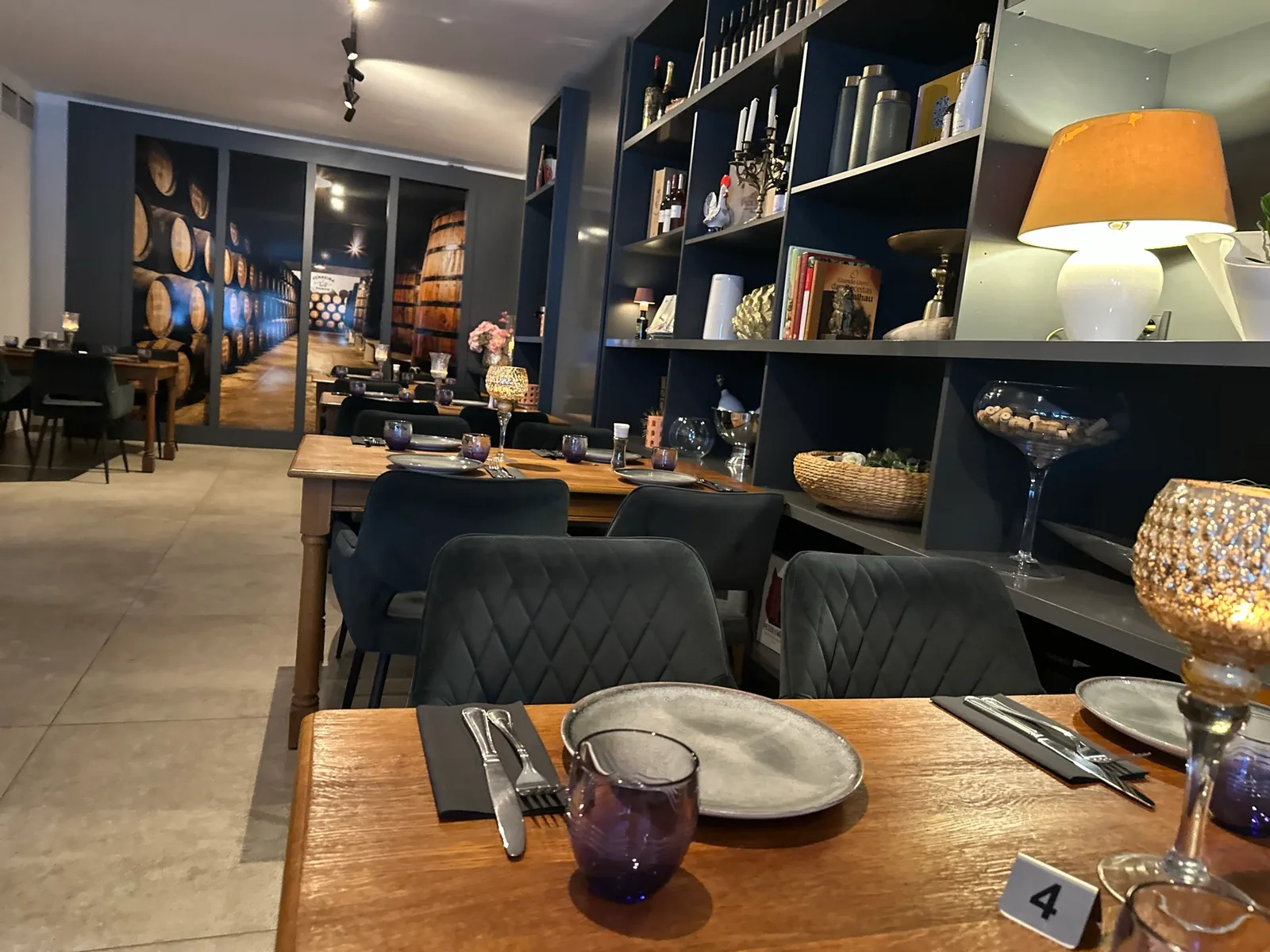Gedeckte Tische und Weinregale im Gastraum von Francisco’s Tapas in Bocholt