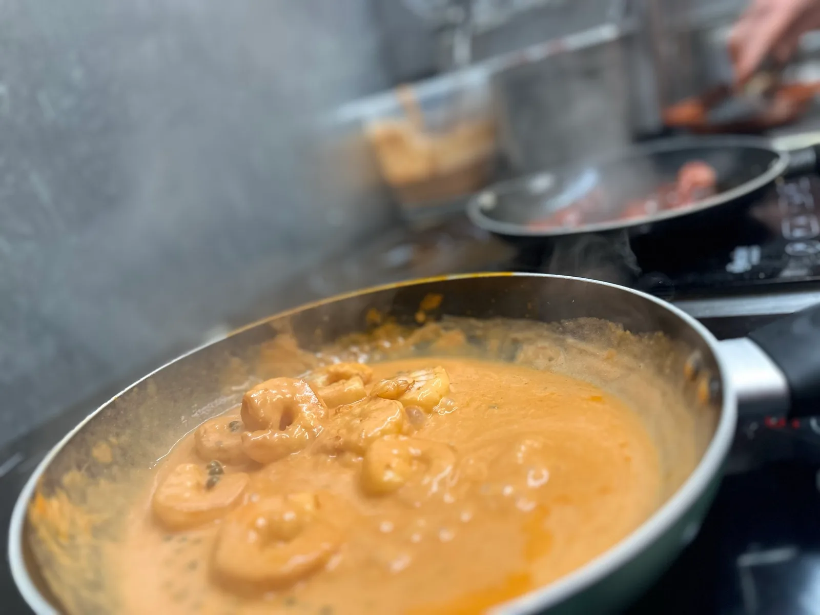 Garnelen in einer Pfanne mit Sauce in der Küche von Francisco’s